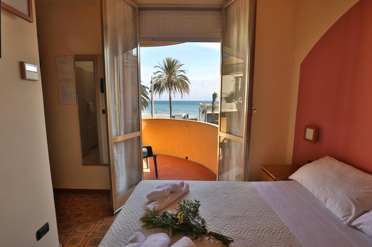 Xxv Aprile Casa Per Ferie Hotel Albenga Luaran gambar
