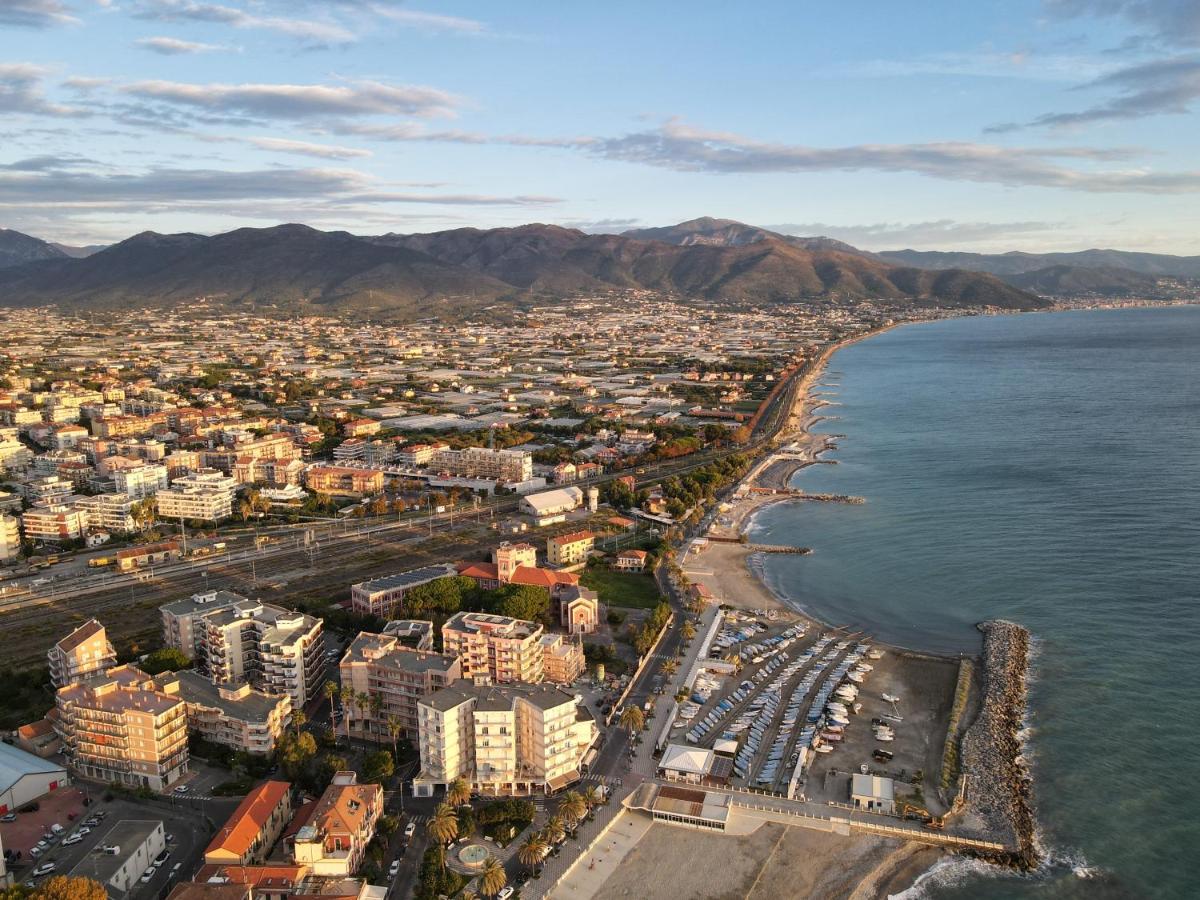 Xxv Aprile Casa Per Ferie Hotel Albenga Luaran gambar