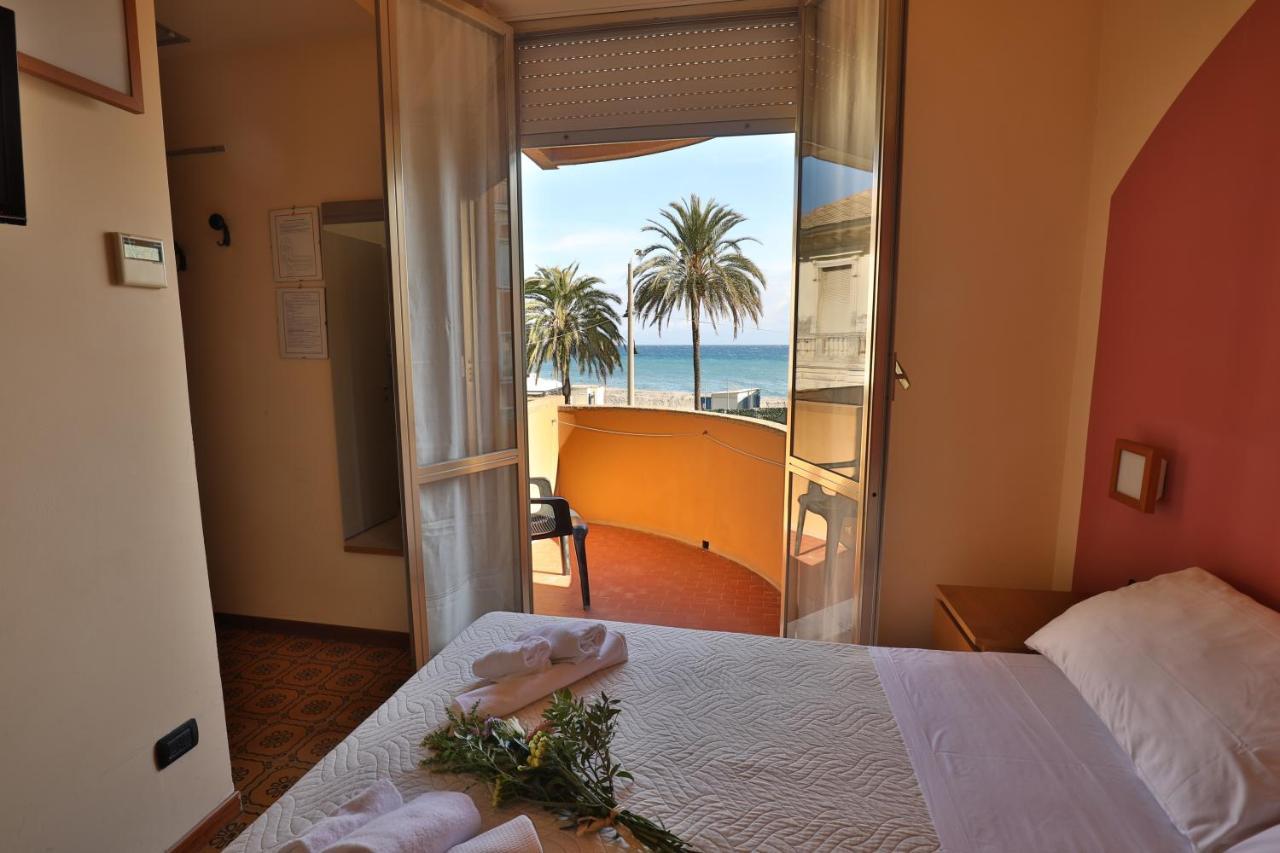Xxv Aprile Casa Per Ferie Hotel Albenga Luaran gambar