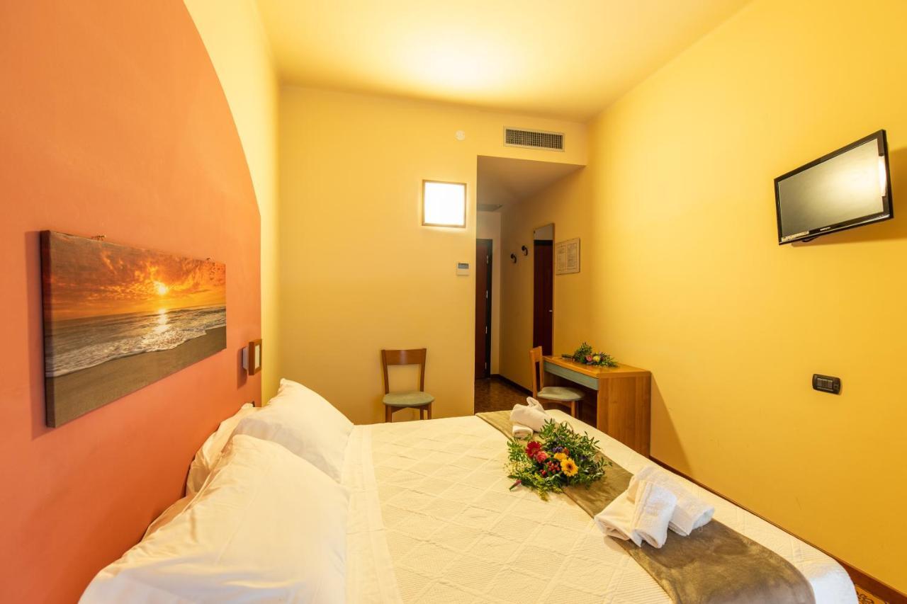 Xxv Aprile Casa Per Ferie Hotel Albenga Luaran gambar
