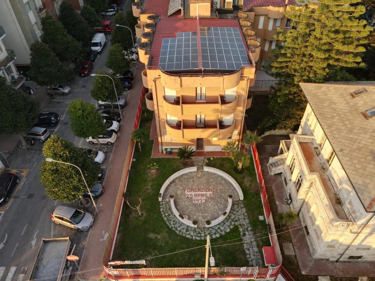 Xxv Aprile Casa Per Ferie Hotel Albenga Luaran gambar