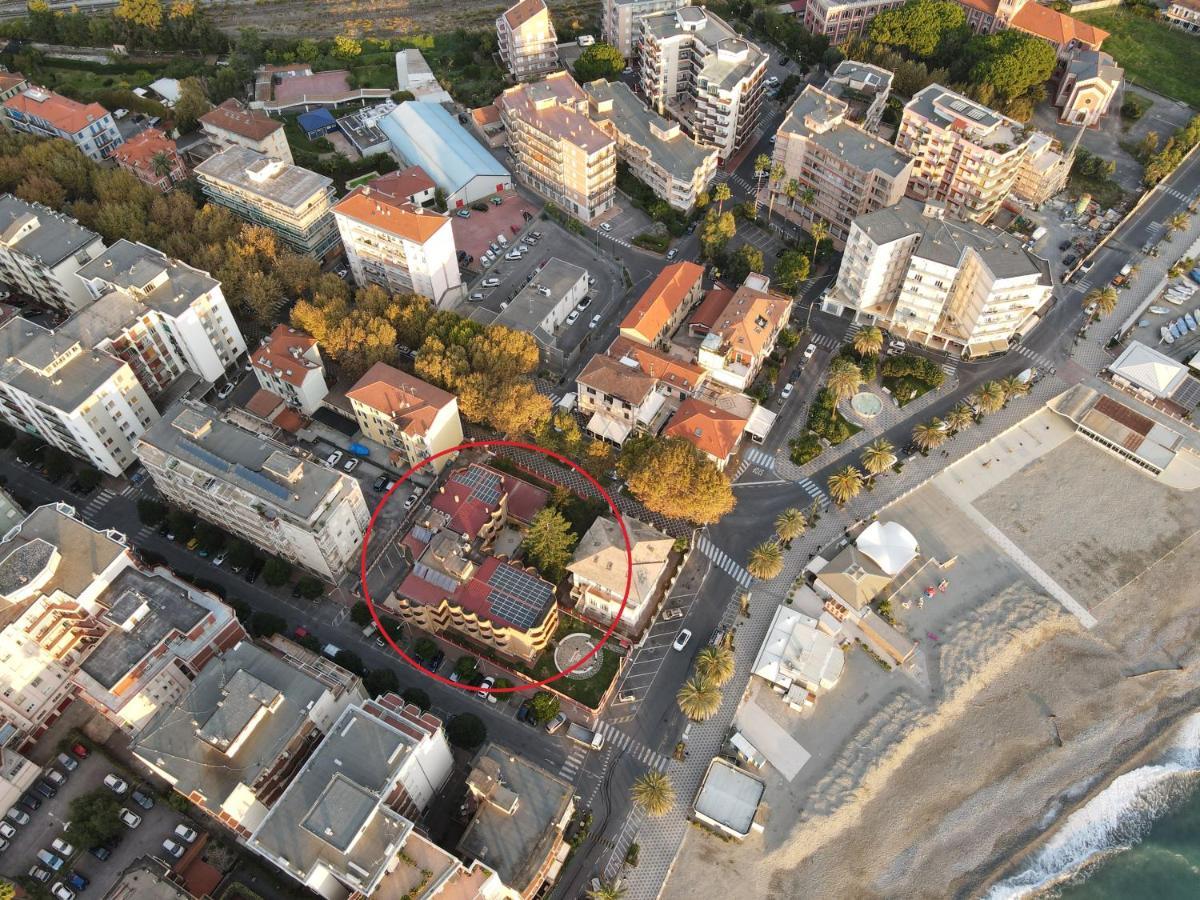 Xxv Aprile Casa Per Ferie Hotel Albenga Luaran gambar